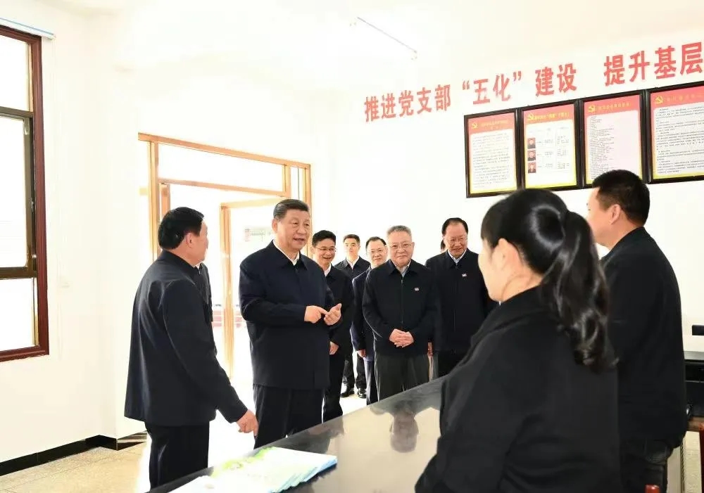 2024年3月19日,習(xí)近平總書記在湖南省中坪村黨群服務(wù)中心了解當(dāng)?shù)貫榛鶎訙p負(fù)、提升基層治理效能等情況。